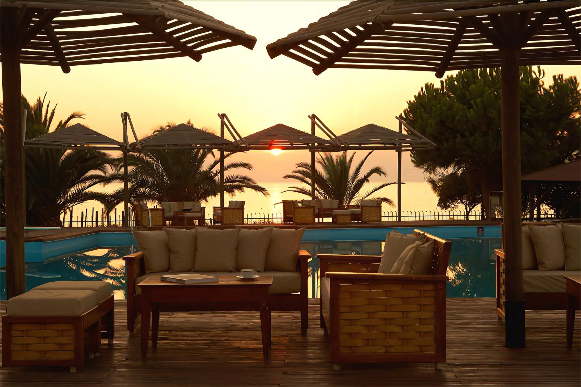 Kamari Beach Hotel Potos Bagian luar foto
