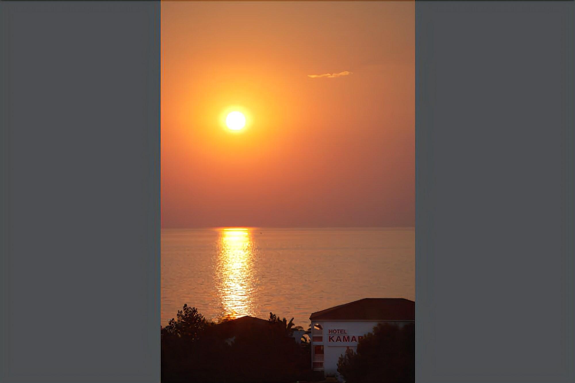 Kamari Beach Hotel Potos Bagian luar foto