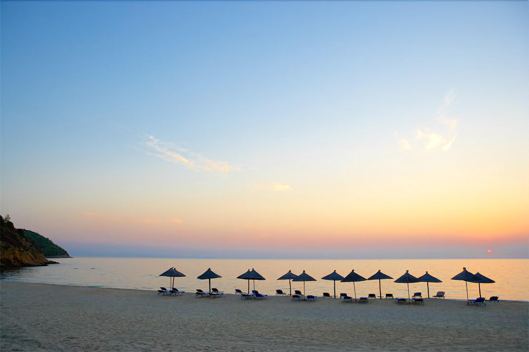 Kamari Beach Hotel Potos Bagian luar foto